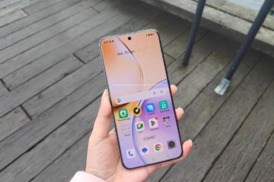 realme 14 Pro+真机曝光：配备6.7英寸四曲面AMOLED屏幕