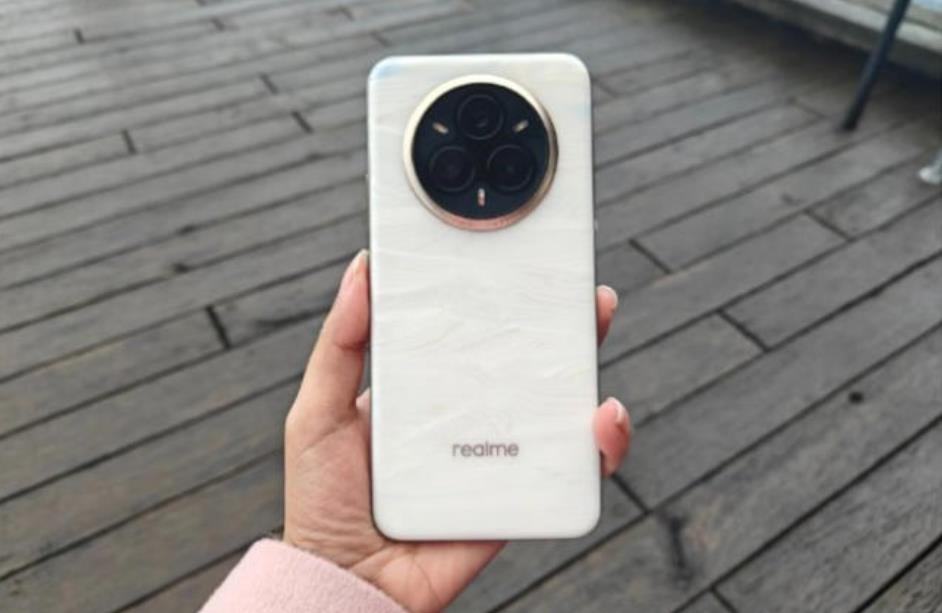 realme 14 Pro+真机曝光：配备6.7英寸四曲面AMOLED屏幕