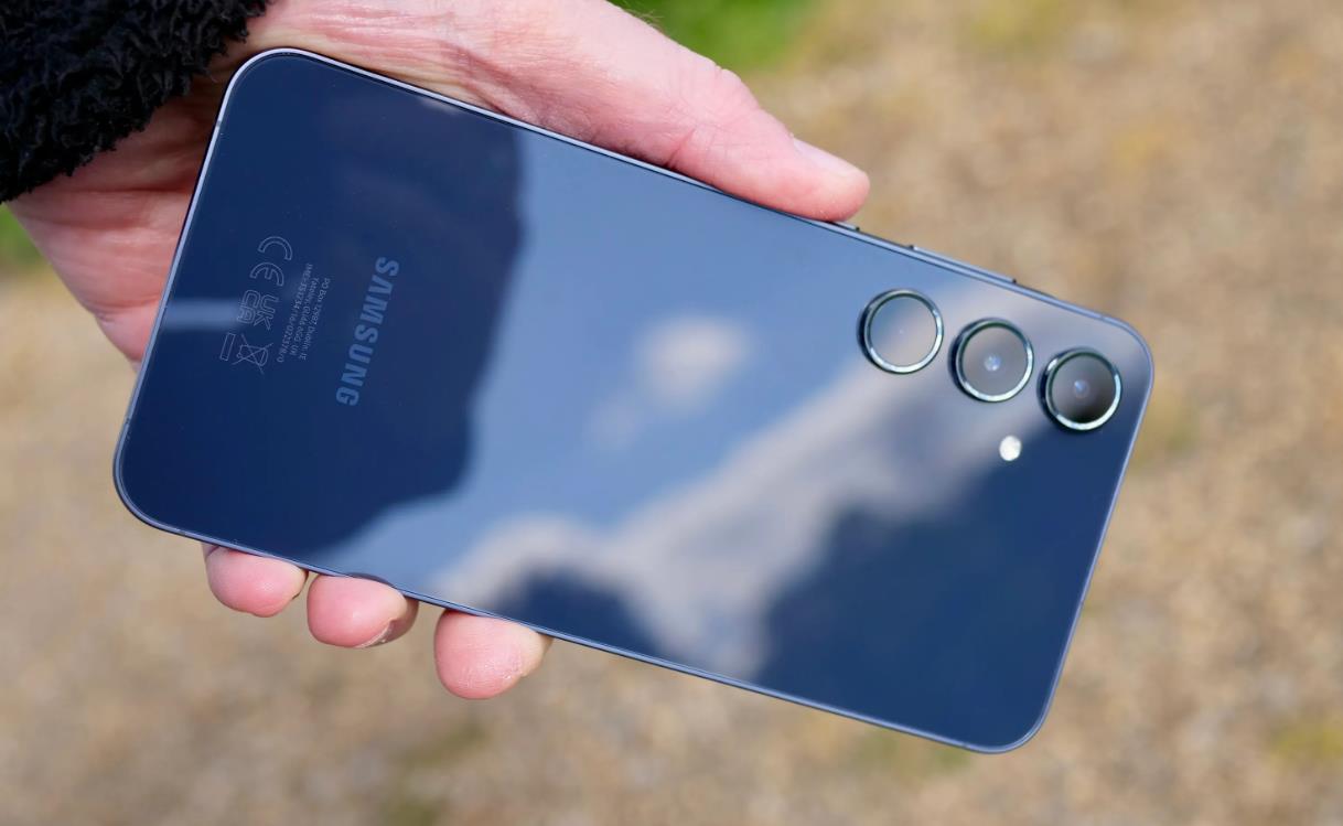 三星Galaxy A55故障：12月更新后用户反映异常发热