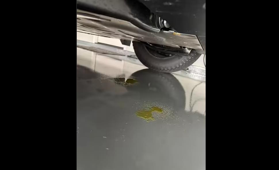 特斯拉Cybertruck新车遭漏油困扰，仅提车3天