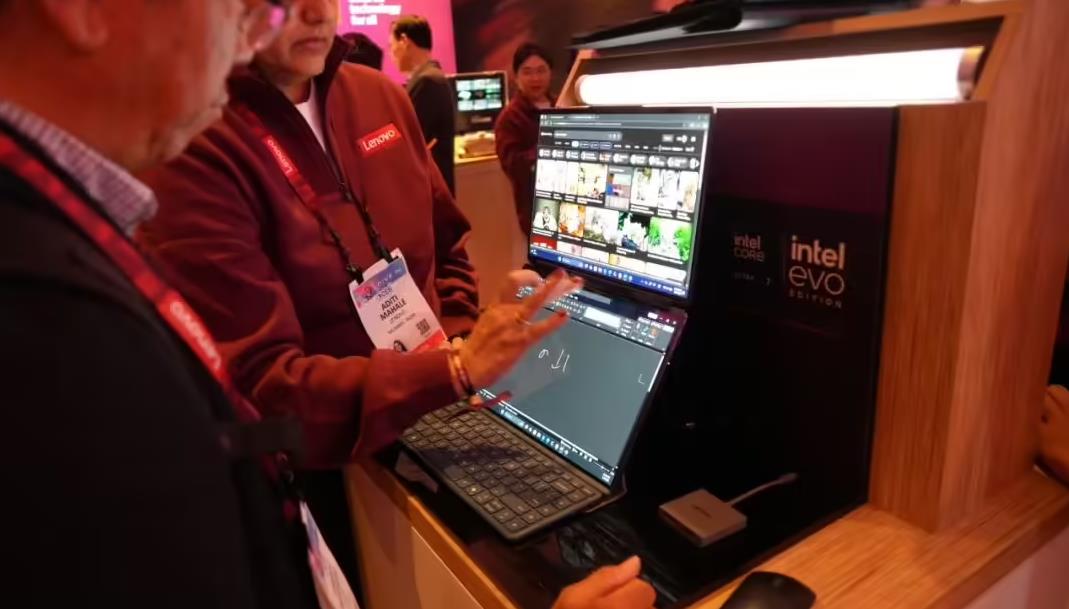 【CES 2025】联想发布新款YOGA Book 9i双屏笔记本，屏占比相比上一代提升2.1%