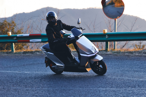 2025年值得入手两轮电动车，低温续航代表绿源数智豪华超跑S95