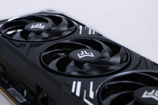 支持DLSS4，从“新”出发|影驰GeForce RTX5080金属大师OC系列测评