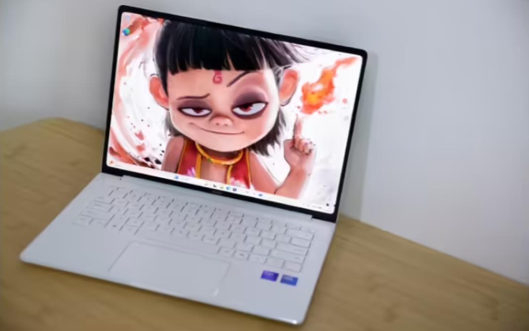 荣耀MagicBook Pro 14外观曝光：纯白C面+窄边屏设计