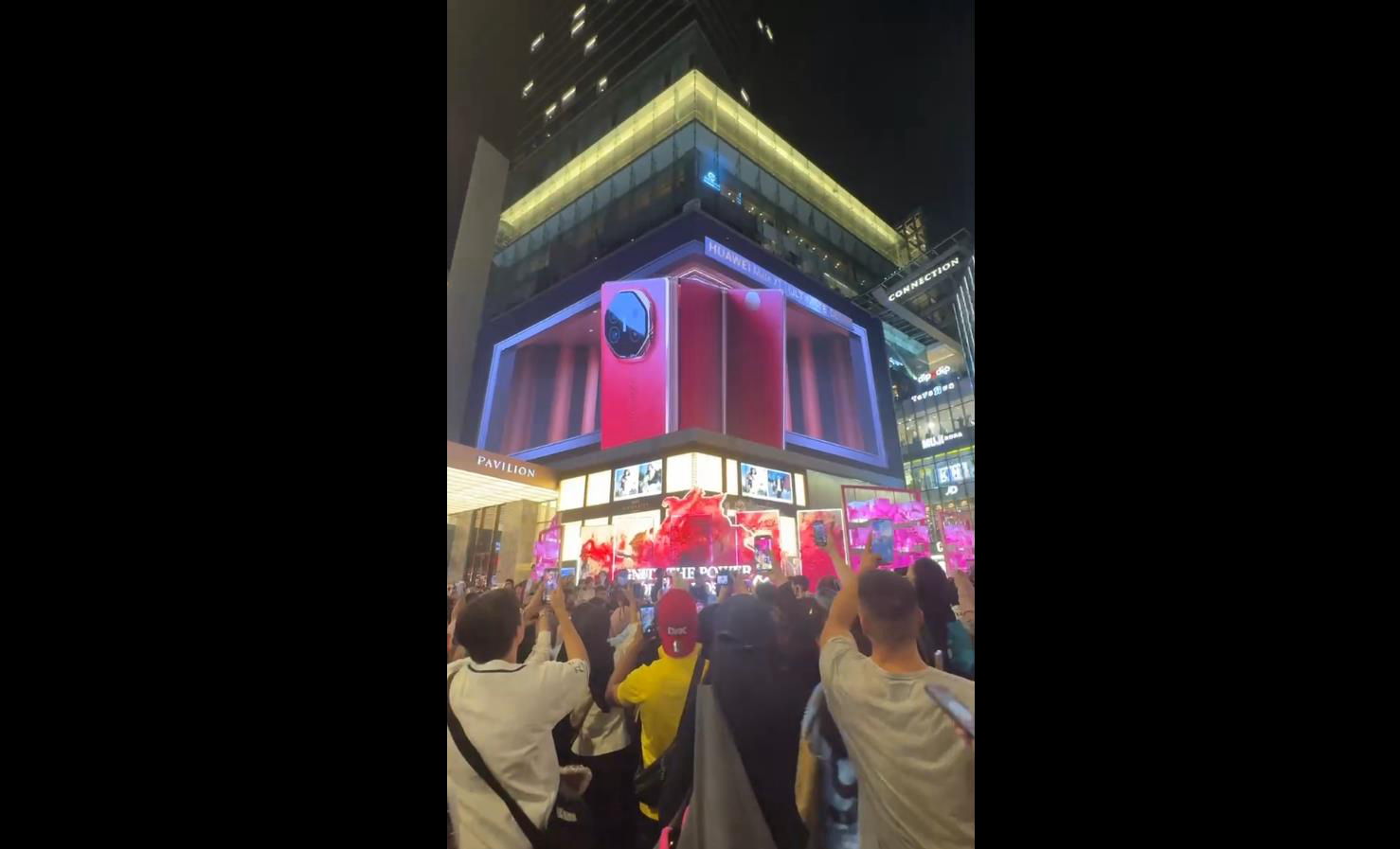 华为Mate XT非凡大师亮相吉隆坡Pavilion KL商场，科技感十足！