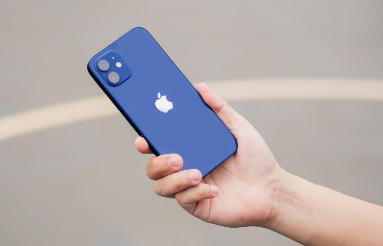 ‌苹果紧急叫停iOS 18.4 Beta 1更新：iPhone 12等机型中招变“砖”