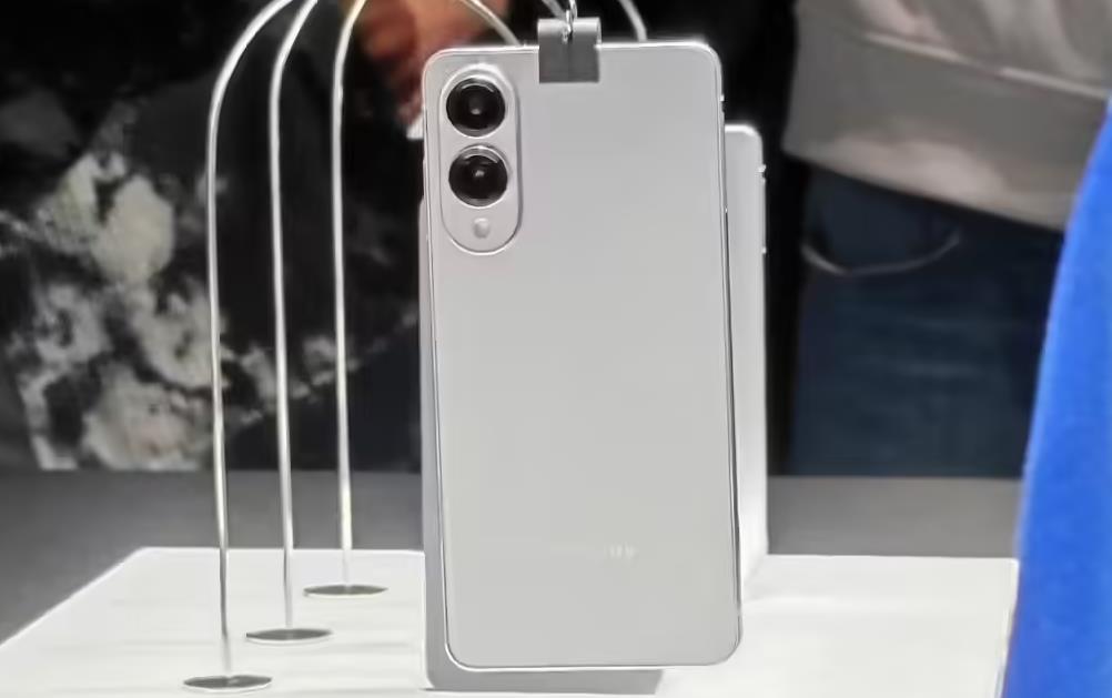 ‌三星Galaxy S25 Edge MWC首秀：超薄旗舰亮相却“只可远观”