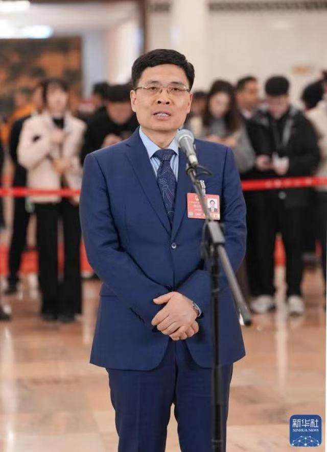 周云杰走上首场“代表通道”：科技创新是品牌立足世界的关键变量