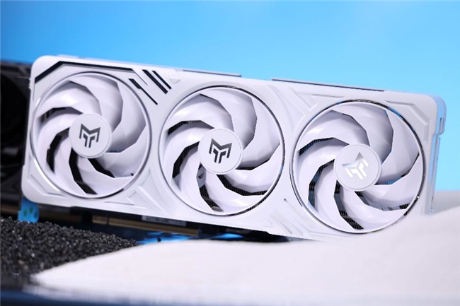 黑科技小钢炮！影驰RTX 5070金属大师OC实测