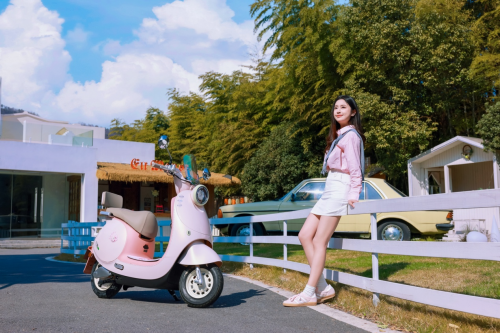 做自己的女明星，绿源 LOOPY 联名骑行搭子给你无限力量