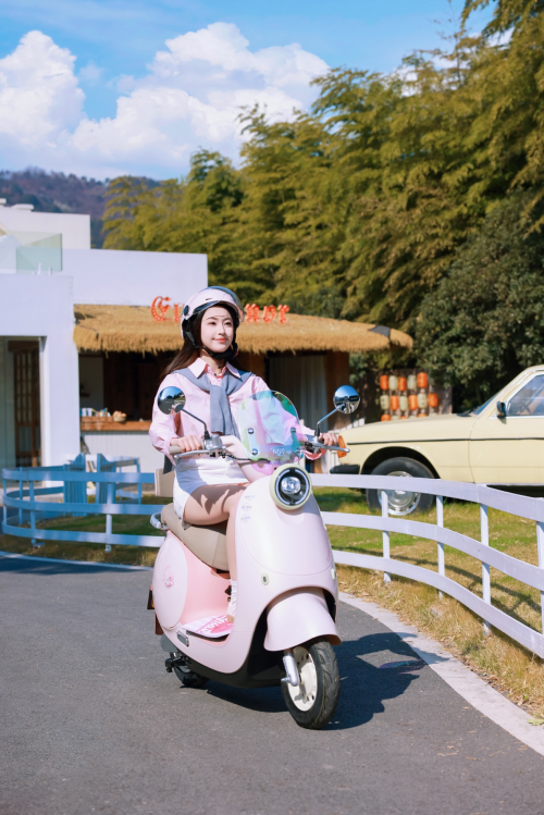 做自己的女明星，绿源 LOOPY 联名骑行搭子给你无限力量