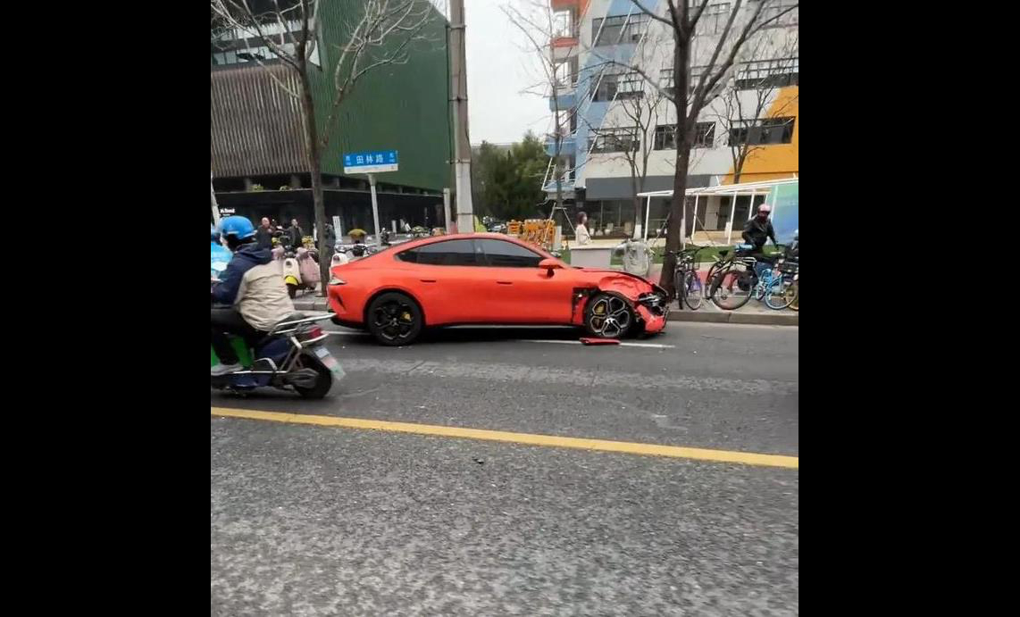 沃尔沃与小米汽车发生相撞事故，安全性能实测引围观