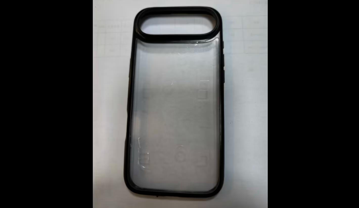 苹果iPhone 17 Air手机壳曝光：摄像头变长条跑道，机身薄至5.5mm