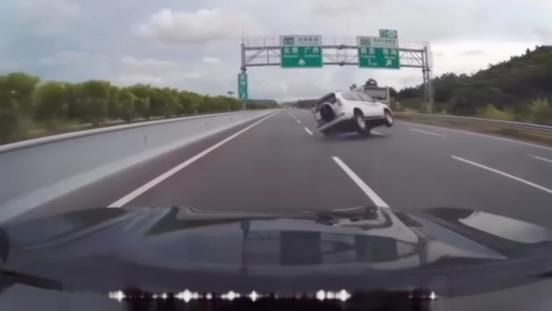 全球首破160km/h！腾势N9以双倍国际标准刷新鱼钩测试纪录
