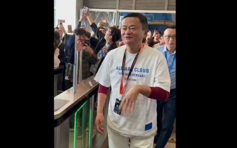 马云低调现身阿里云谷园区，身穿15周年纪念T恤佩戴新工牌