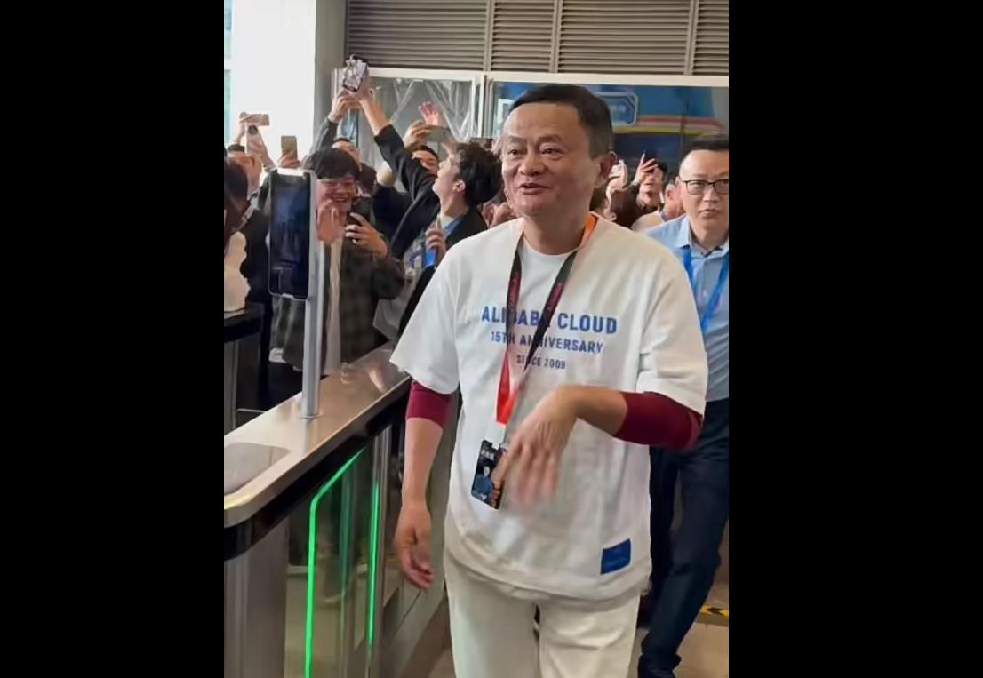 马云低调现身阿里云谷园区，身穿15周年纪念T恤佩戴新工牌