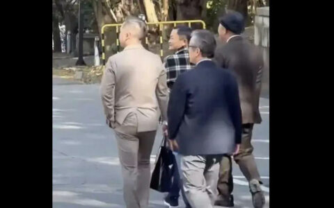 马云现身东京大学：格子衫配潮鞋，与学者畅谈校园‌