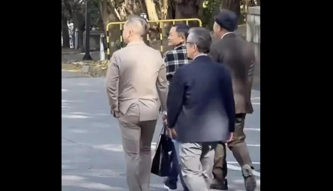 马云现身东京大学：格子衫配潮鞋，与学者畅谈校园‌