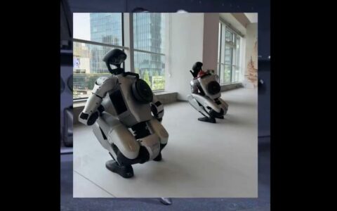 宇树机器人充电姿势过于可爱 网友直呼：会腿麻吗？‌