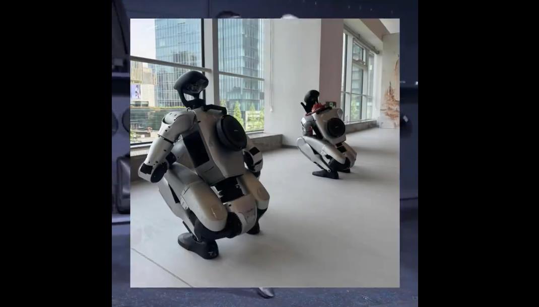 宇树机器人充电姿势过于可爱 网友直呼：会腿麻吗？‌
