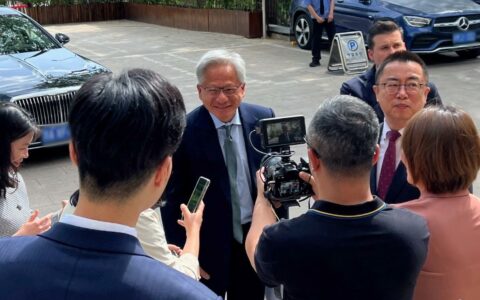 黄仁勋受邀访华再表态 英伟达承诺“优化合规芯片”服务40年老客户