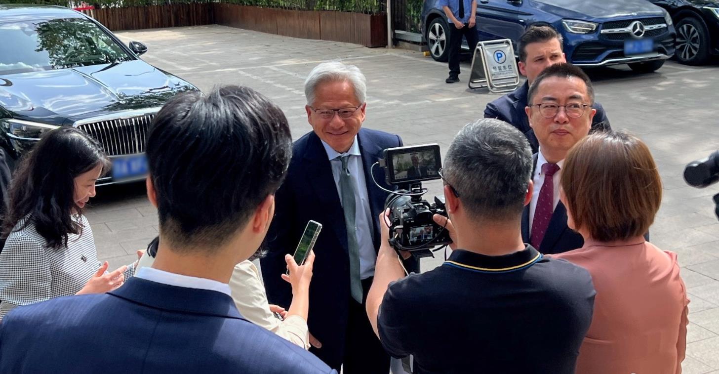 黄仁勋受邀访华再表态 英伟达承诺“优化合规芯片”服务40年老客户