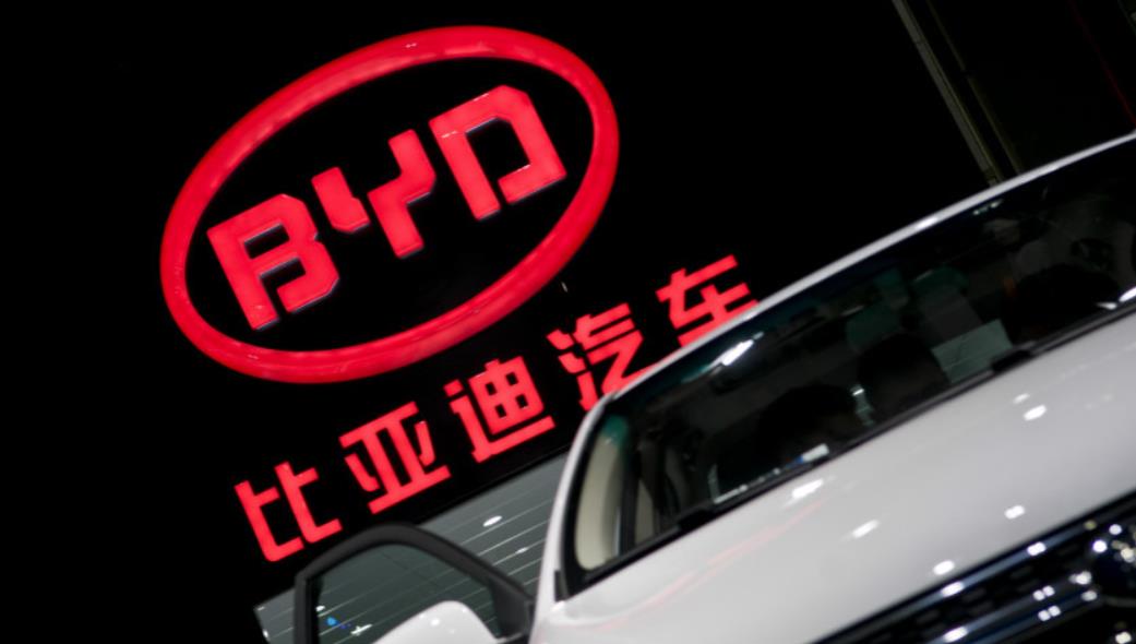 比亚迪调整分红方案：每10股送8转12派39.74元，分红超120亿