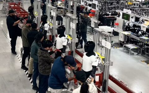 ‌特斯拉Optimus试产线曝光 马斯克：年底数千机器人进厂，目标年产百万台