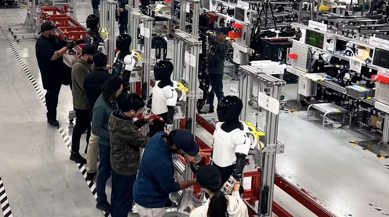 ‌特斯拉Optimus试产线曝光 马斯克：年底数千机器人进厂，目标年产百万台