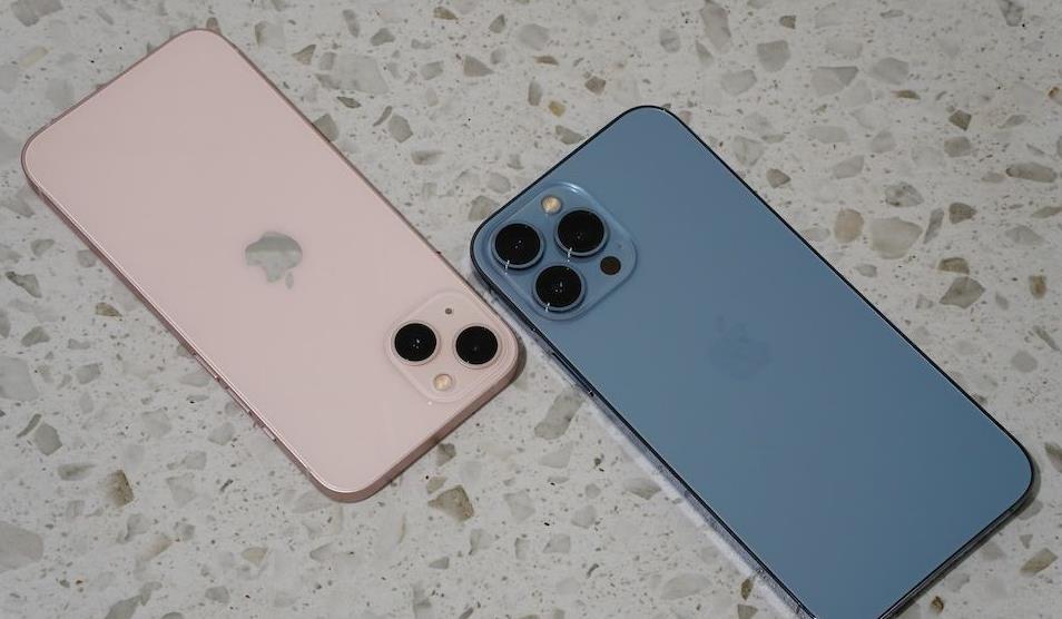 苹果iPhone 20周年纪念版曝光：可折叠+玻璃Pro双机型，印度制造或推高售价