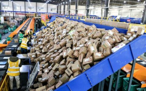 美正式终止对中国小额包裹免税政策首日：快递变”慢递” 低价商品涨价潮涌