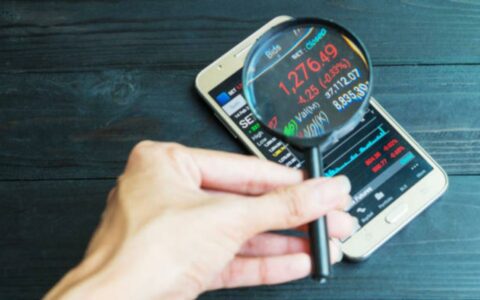 央视曝光炒股App骗局：现金交接成洗钱新招