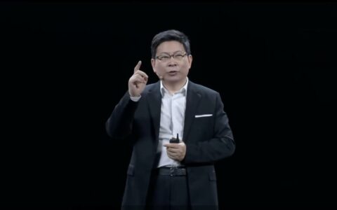 余承东驾车被曝“闭目养神” 网友炸锅：是累了还是测智驾？