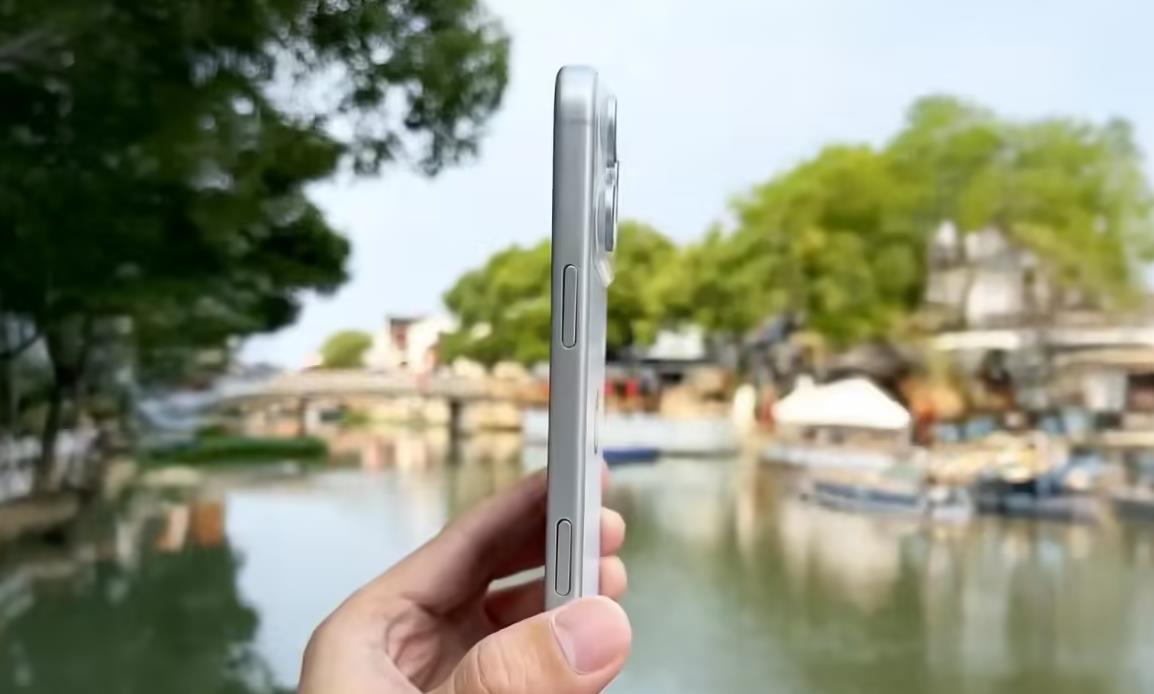 ‌苹果iPhone 17 Pro Max机模曝光：机身厚度及重量有所增加