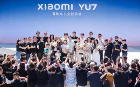 小米YU7首批交付 雷军为车主开车门