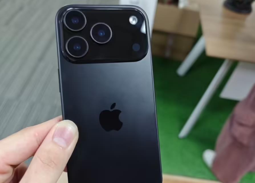 iPhone 17 Pro机模曝光：横向相机矩阵+下移苹果标