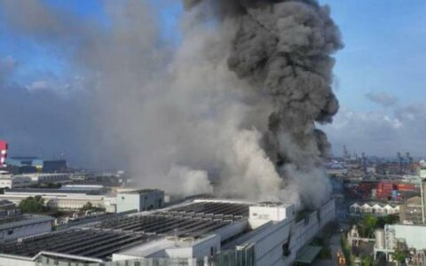 台湾电池工厂清晨爆炸起火 15人受伤急送医