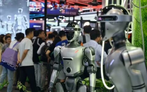 ‌灵宝CASBOT双机器人亮相WAIC 2025：交互与工业应用双突破