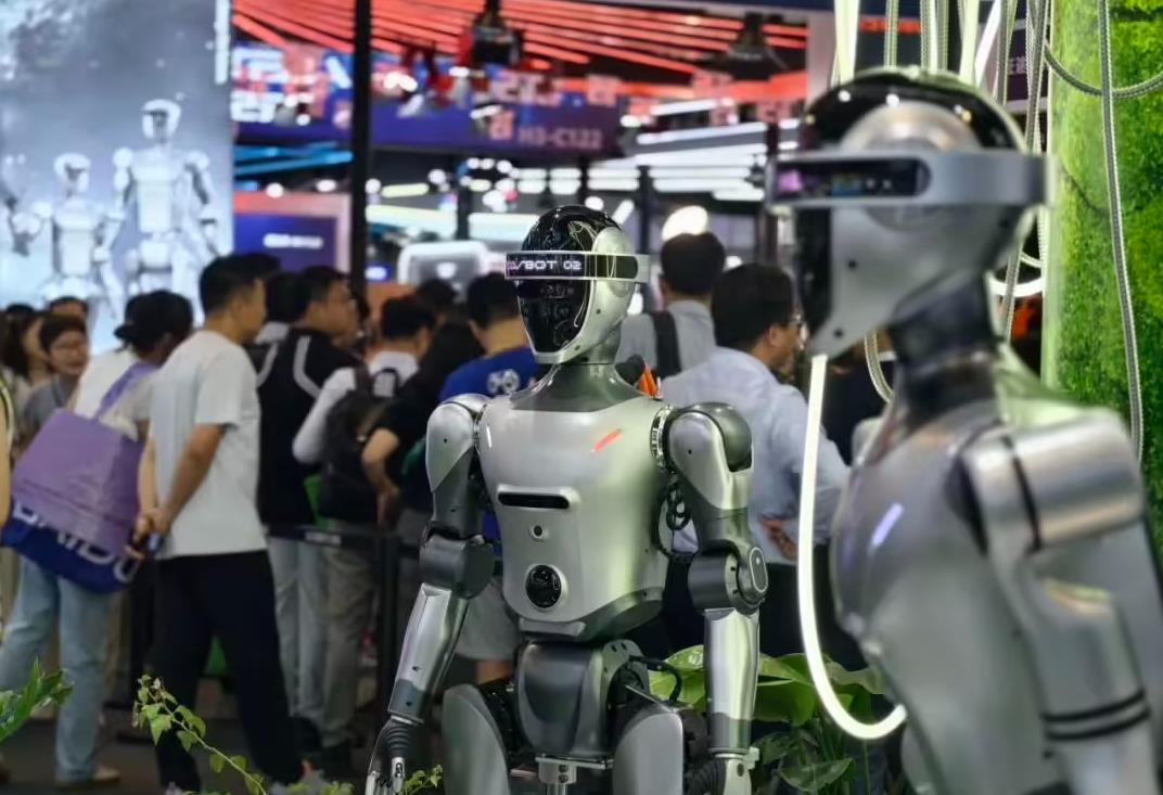 ‌灵宝CASBOT双机器人亮相WAIC 2025：交互与工业应用双突破