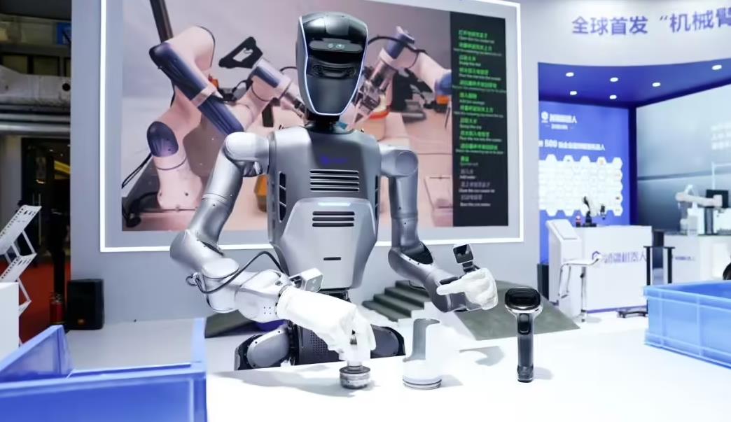 ‌越疆科技发布DOBOT Atom Ⅱ人形机器人 实现毫米级多场景操作