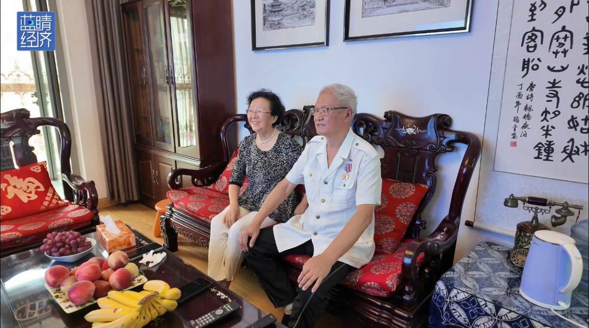 穿上旧军装，换新百吋屏，退伍老兵的观礼仪式感打动全网