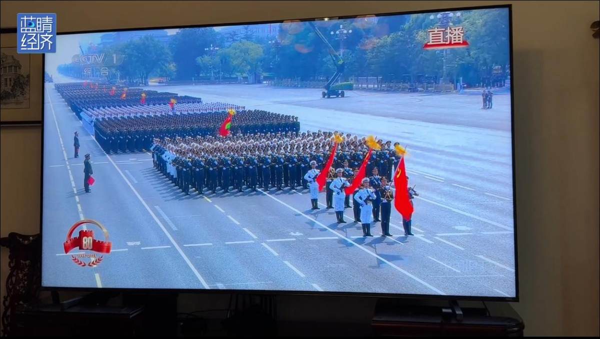穿上旧军装，换新百吋屏，退伍老兵的观礼仪式感打动全网