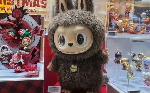 ‌泡泡玛特第四代LABUBU二手价格大跌：从溢价千元到跌破发行价