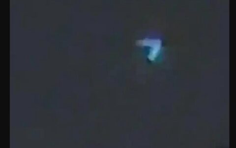 美国洛杉矶上空现V形“UFO” 军方沉默引猜测