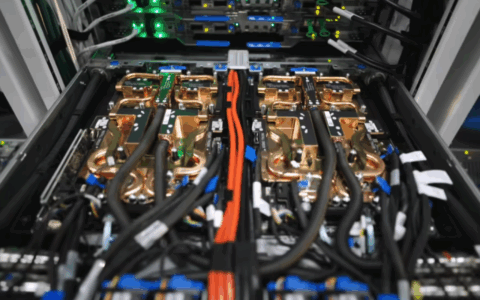 微软 Azure 推出业界首个生产级英伟达 GB300 NVL72 大型集群，顾客为 OpenAI