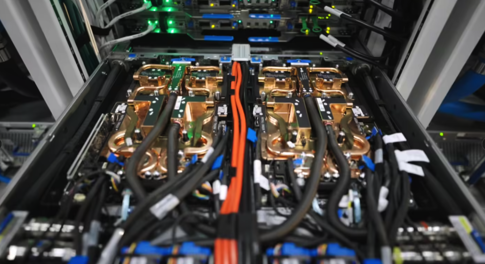 微软 Azure 推出业界首个生产级英伟达 GB300 NVL72 大型集群，顾客为 OpenAI