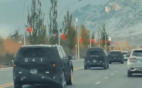 小米第三款车路测谍照曝光 雷军率队昆仑山集结
