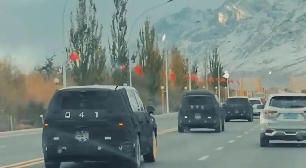 小米第三款车路测谍照曝光 雷军率队昆仑山集结