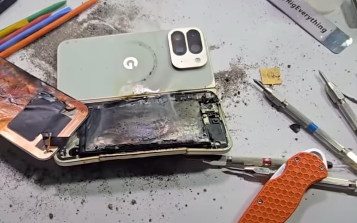 ‌谷歌Pixel 10 Pro Fold弯折测试起火：十年测评首遇电池爆炸