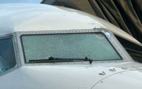 ‌美联航航班万米高空挡风玻璃遭不明物体撞击 调查指向太空碎片可能性